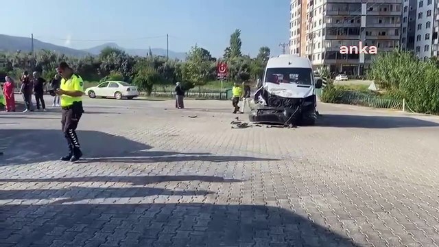 Osmaniye'de okul servisi ile otomobil çarpıştı: 11 öğrenci yaralandı