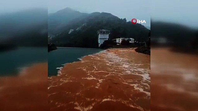 Sağanak sonrası taşan dereler Çoruh nehriyle böyle buluştu