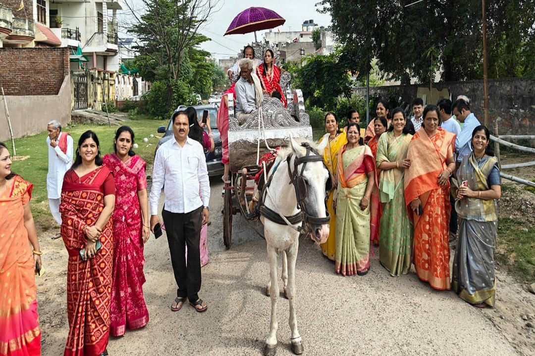 त्यागी व्रतियों का किया अभिनंदन, खोपरा-मिश्री ख...