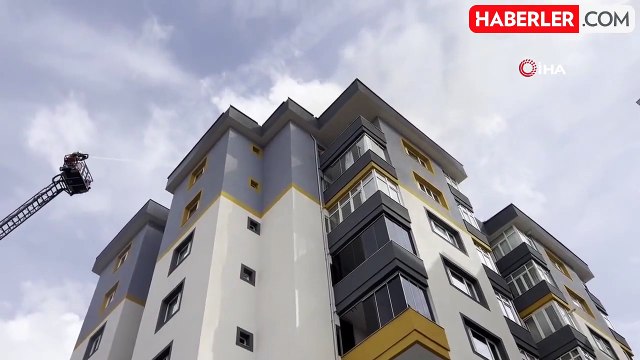 Ümraniye'de 10 Katlı Bina Çatısında Yangın