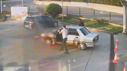 Tuzla'da akaryakıt istasyonundaki LPG'li otomobilde patlama kamerada