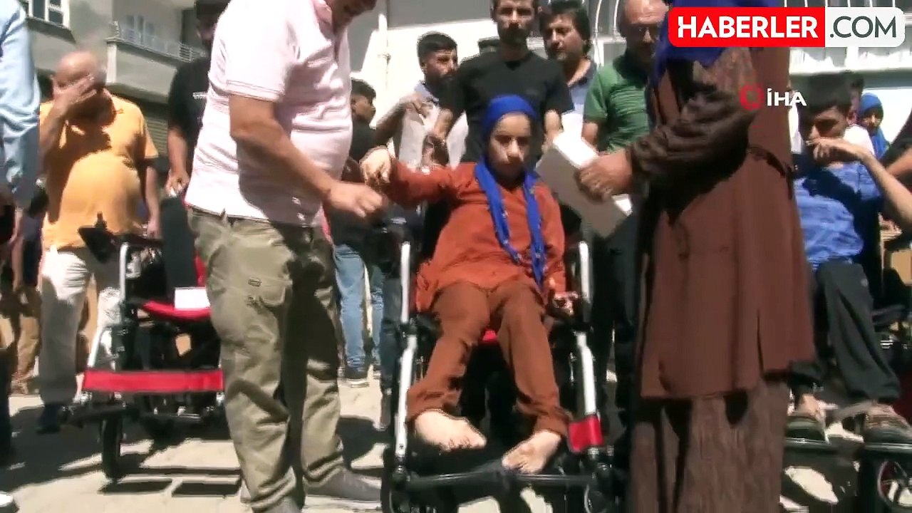 El Arabasıyla Gezdirilen Engelli Genç, Akülü Tekerlekli Sandalyeye Kavuştu