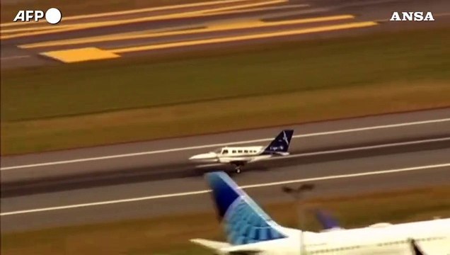 Usa, piccolo aereo atterra in emergenza