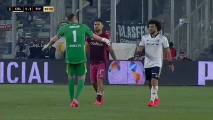 El cruce del uruguayo Maxi Falcón con el chileno Paulo Díaz en Colo Colo vs River Plate, luego de ser expulsados