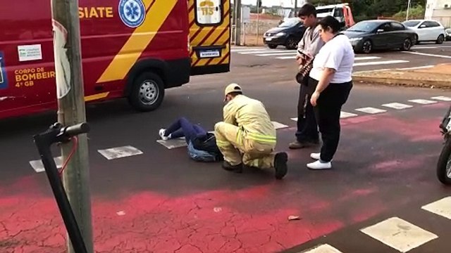 Mulher fica ferida ao se envolver em colisão entre moto e patinete na Avenida Tancredo Neves