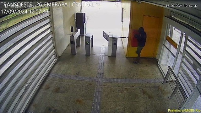 Homem é preso por furto de extintor de incêndio em estação de BRT no Rio