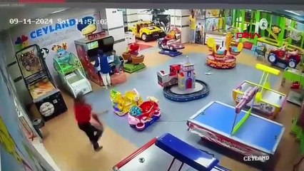 Madde bağımlısı AVM'yi birbirine kattı