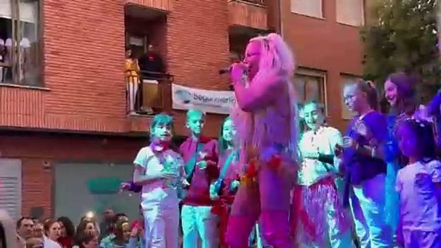 Leticia Sabater reúne a cientos de personas en Nava