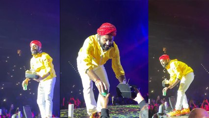 Arijit Singh Live Concert Video Singer Removes Food From Stage, Public Troll...|