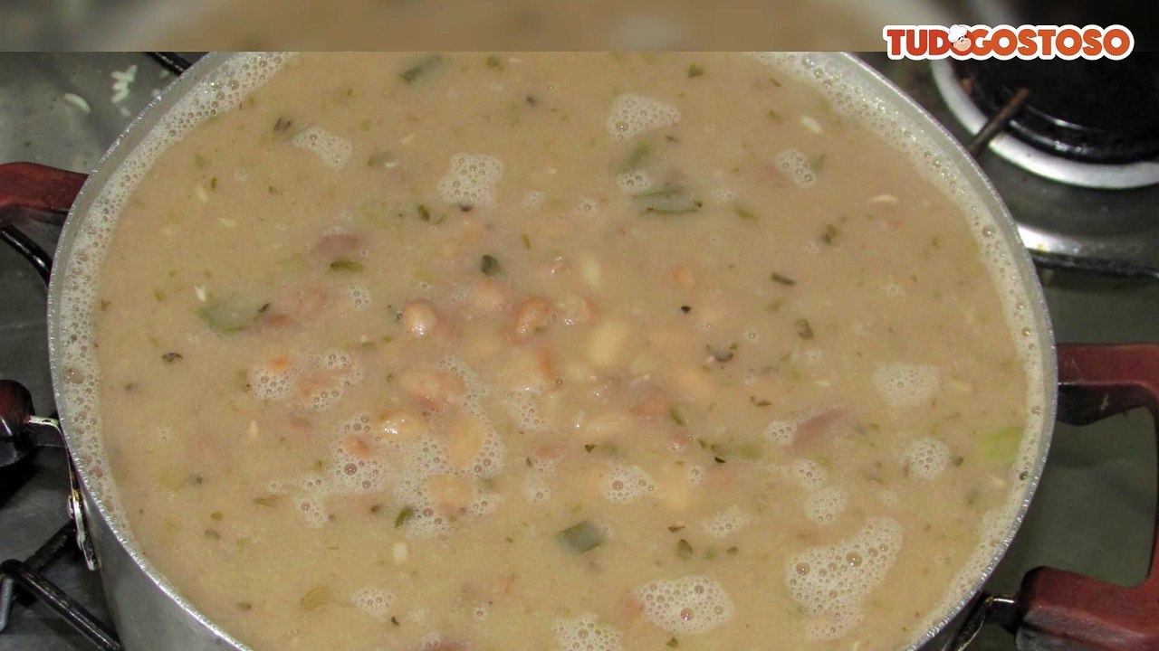 Feijão cozido na panela comum sem pressão