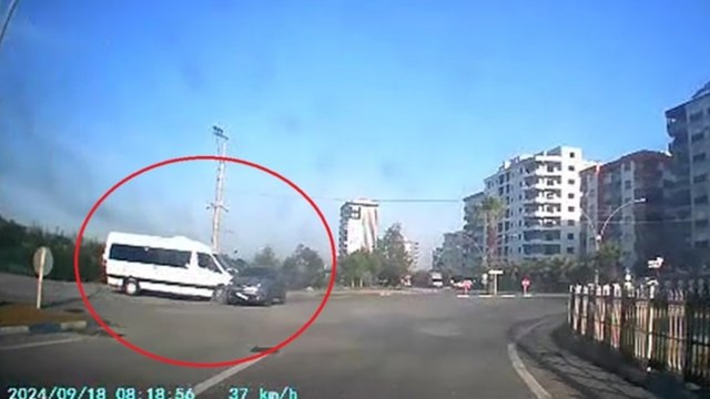 Okul servisiyle otomobil çarpıştı