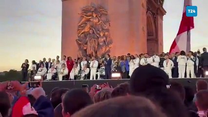 Macron'un Paralimpik Oyunları'nda zıplayarak sevinmesi tepki çekti