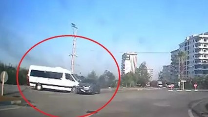 Osmaniye’de 11 öğrencinin yaralandığı kaza kameraya yansıdı