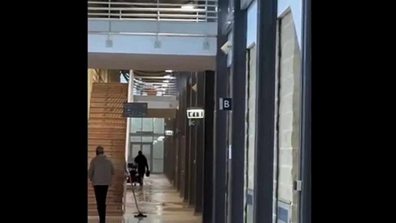 Il video del maltempo e della pioggia in Romagna: strade allagate, mareggiate, allerta fiumi e a Rimini piove dentro al tribunale