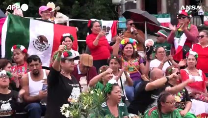 Messico, in migliaia in piazza Zocalo per festeggiare il Giorno dell'indipendenza