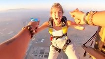 Adventurous couple have mid-air water gun fight at 5,000ft