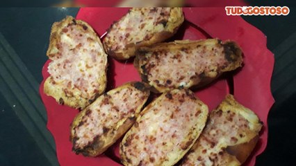 Pão com linguiça e queijo