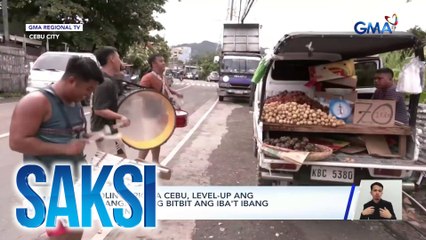Caroling trio sa Cebu, level-up ang pangangaroling bitbit ang iba't ibang instrumento | Saksi