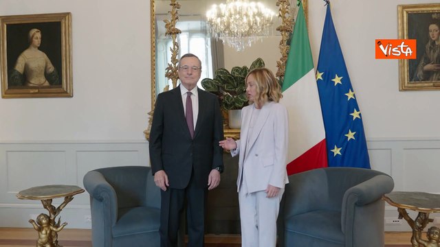 Draghi ricevuto da Meloni a Palazzo Chigi, il saluto con stretta di mano e bacio sulle guance