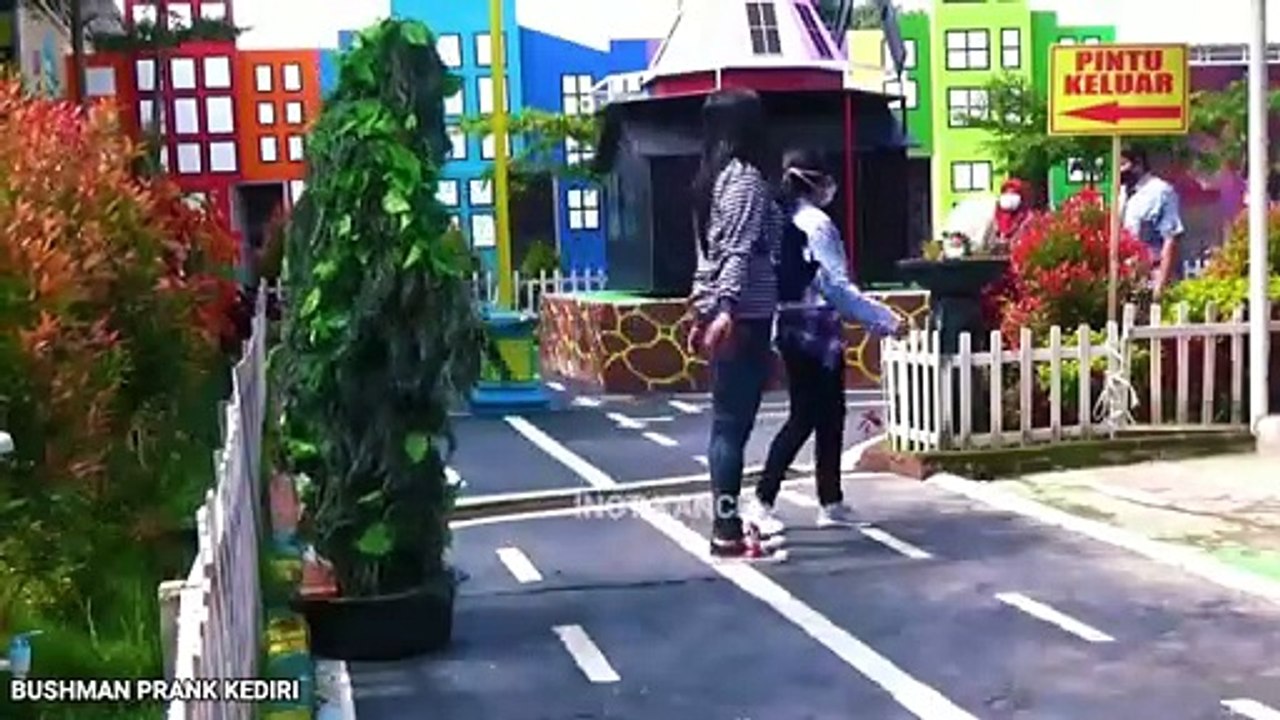 FUNNY GUYS ARE SHOCKED -- BUSHMAN PRANK - Mannequin Prank