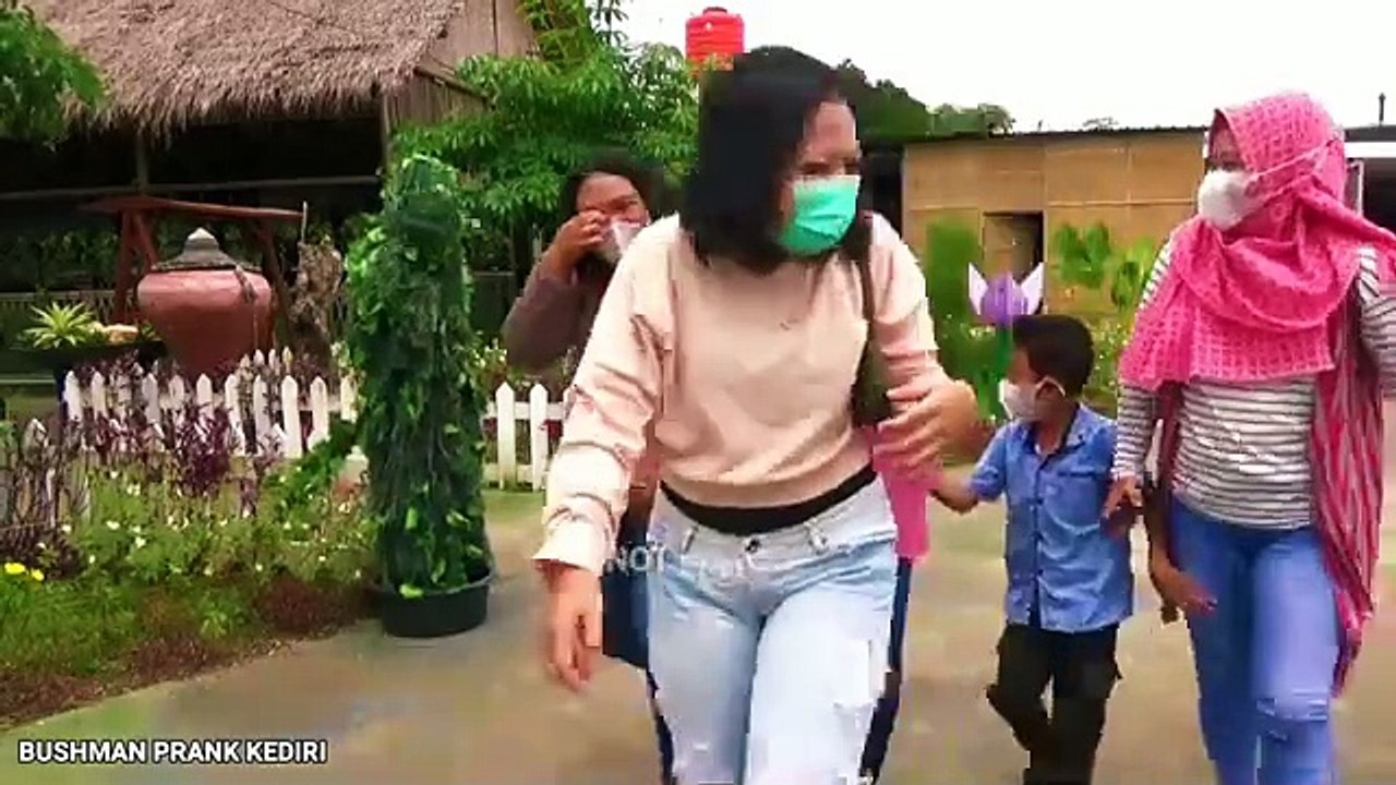 EVERYONE PANICS UNTIL THEY RUN IN RUSH -- BUSHMAN PRANK - Mannequin Prank