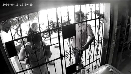 Graban momento en que joven llega a dispararle a hombre que comía afuera de una pulpería