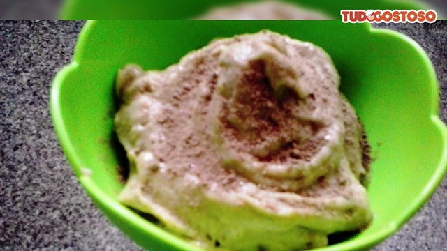 Sorvete cremoso de abacate e banana