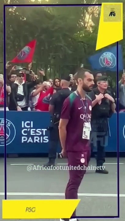 #LDCUEFA  : Sous les vivats et une pluie de drapeau rouge et bleu, les joueurs du PSG  passent par le tapis rouge.