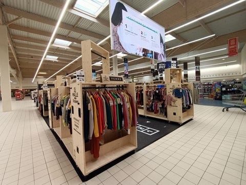 Vente de vêtements d'occasion au Leclerc Océane de Rezé