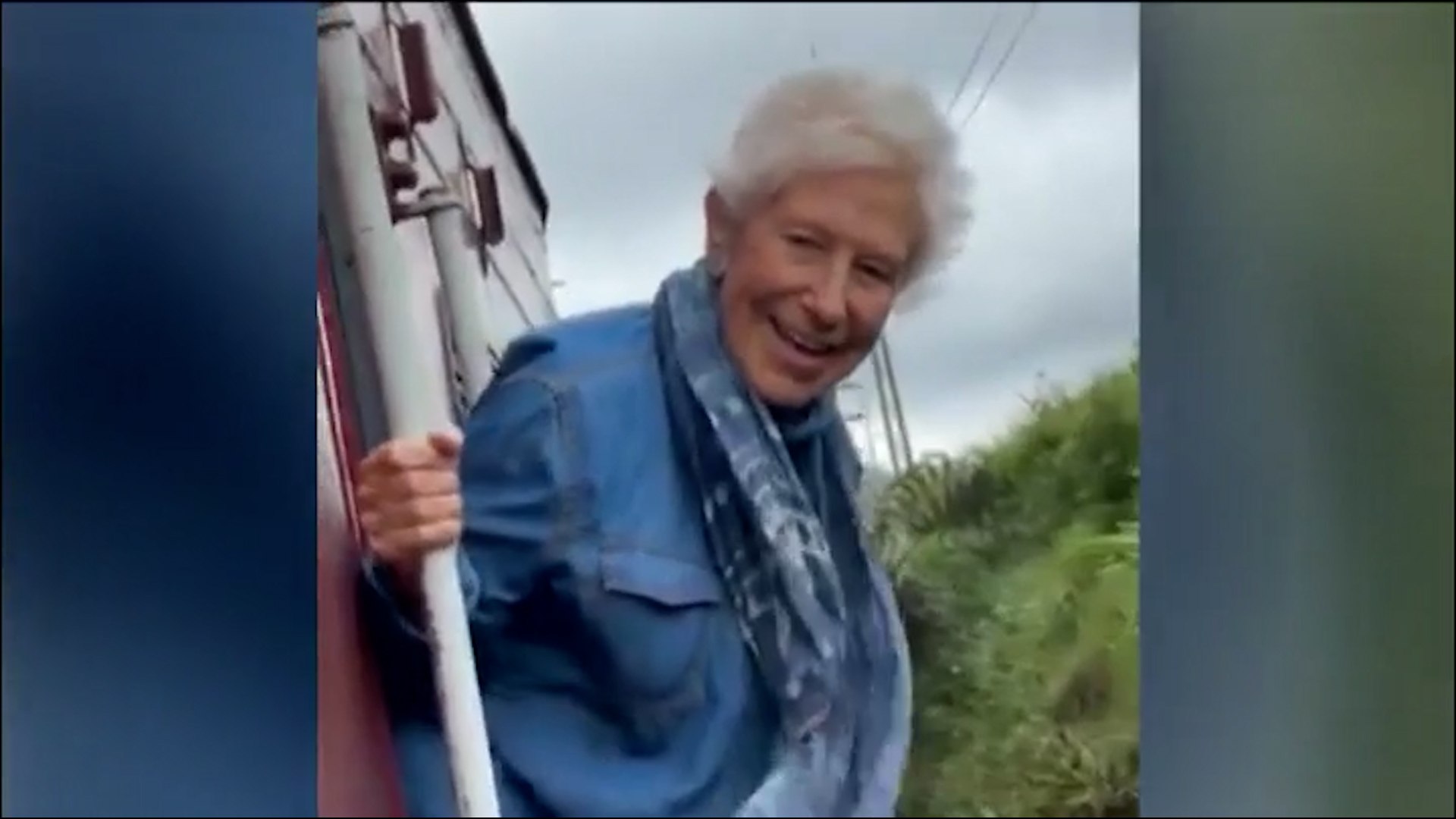 Se llama Candi y ya ha dado, con su mochila al hombro, la vuelta al mundo un par de veces. Despu�s de jubilarse se entreg� en cuerpo y alma a viajar y a sus 89 a�os no tiene intenci�n de parar. Hemos hablado con ella entre un vuelo y otro para que nos cuente de d�nde saca su energ�a. 

Es influencer en Instagram donde cuenta sus viajes, m�s de 30 veces en la India, 10 en Sri Lanka, 10 m�s en Vietnam. Dice que le cuesta menos vivir como mochilera que hacerlo en Espa�a. Su lema: prefiere tener sellos en el pasaporte que muebles en su vivienda.