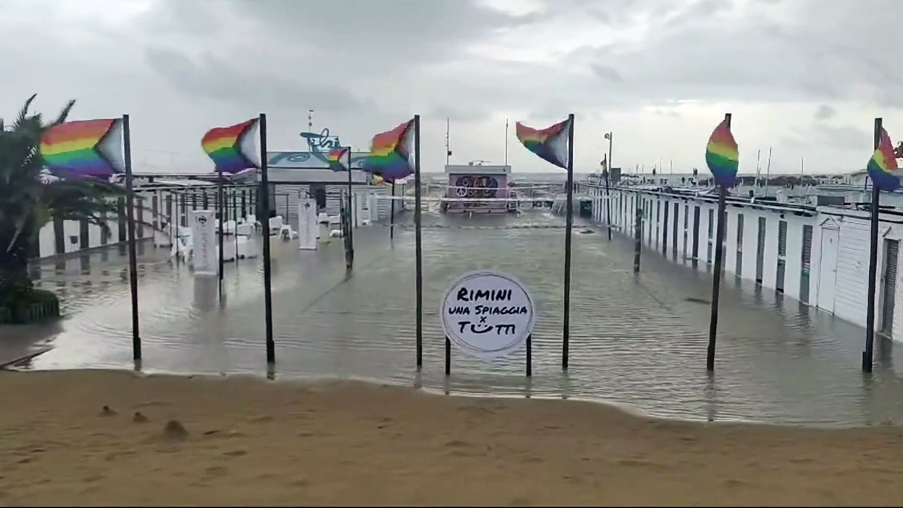 Rimini, spiagge allagate per le forti piogge