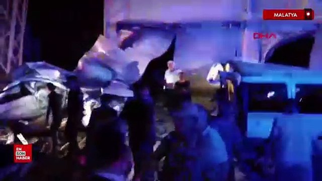 Malatya'da freni boşalan kamyonet 2 araca çarptı