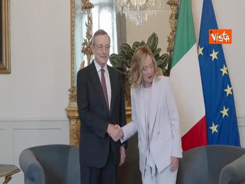 Draghi incontra Meloni a Palazzo Chigi, il saluto con stretta di mano e bacio sulle guance