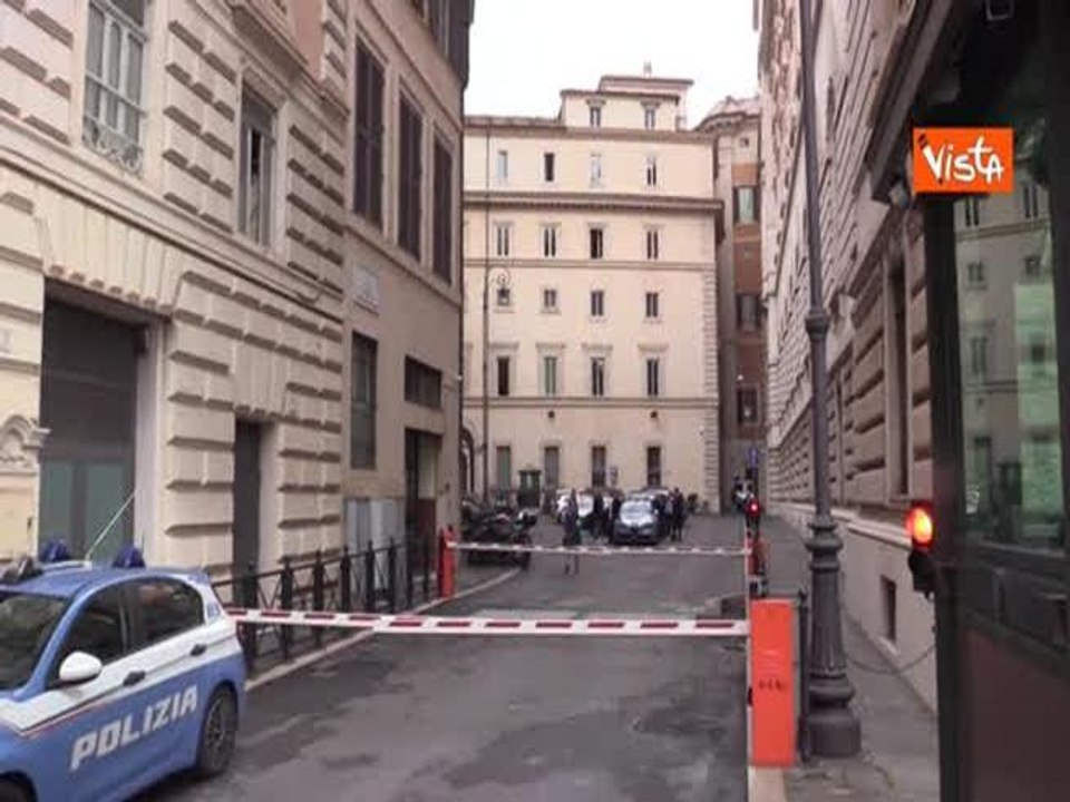 Mario Draghi lascia Palazzo Chigi in auto dopo l'incontro con la premier Giorgia Meloni