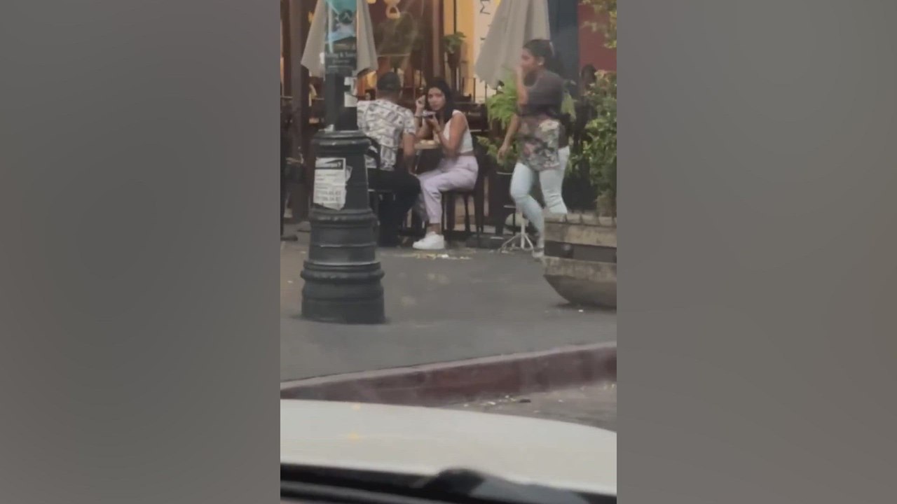 Pilla a su novia desde el coche con otro y le llama: la conversación es surrealista