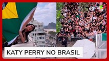 Cantora Katy Perry exibe bandeira do Brasil e interage com fãs em Copacabana