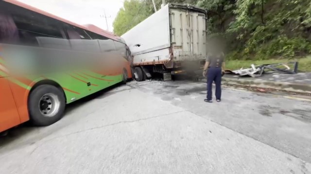 통근버스가 주차된 화물차 추돌...10명 병원 이송 / YTN