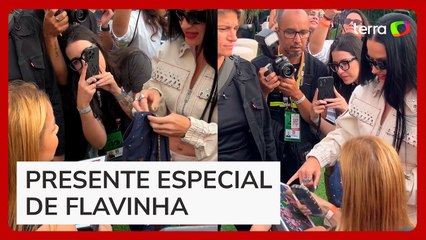 Flavia Saraiva presenteia Katy Perry com réplica de collant usado na Olimpíada de Paris