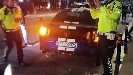 Kadıköy'de kontrolden çıkan otomobil park halindeki araçlara çarptı