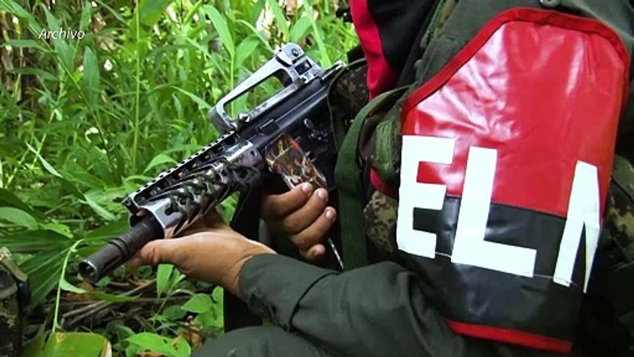 Colombia suspende diálogos con guerrilla del EL...