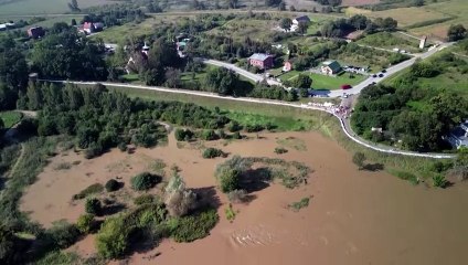 Residents in Poland's Wroclaw fortify riverbanks amid flood threat