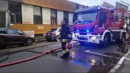 Milano, incendio in un capannone in disuso: salvi gli occupanti