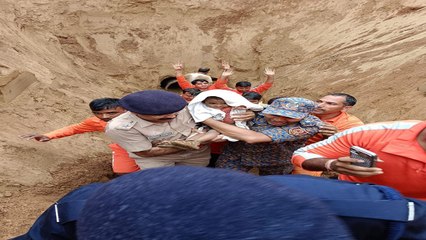 शाबाश नीरू! 17 घंटे तक बोरबेल में...न डरी और न रोई दो साल की मासूम, देखें बहादुर बेटी का वीडियो