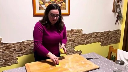 Come pulire un tagliere di legno: i consigli per disinfettarlo in modo naturale