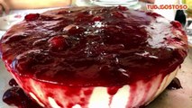 Cheesecake com calda de frutas vermelhas