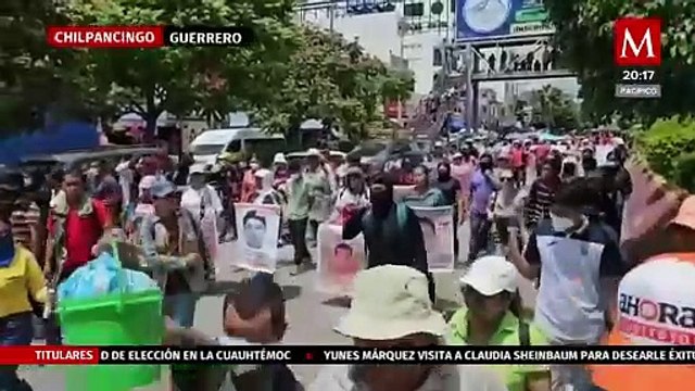 Estudiantes de Ayotzinapa marchan en Chilpancingo; exigen esclarecer caso Iguala