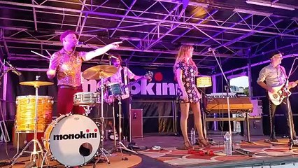 monokini 2 aout 2024 port de comberge st michel chef chef ..... les chaussettes noires .. le twist