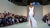 Naomi Campbell, sirena in bianco, illumina la sfilata di Del Core a Milano