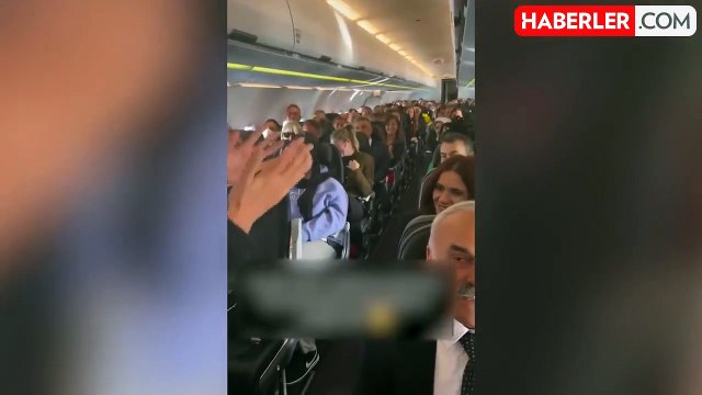 Uçak rötar yaptı, hostes de yolcuları rahatlatmak için türkü söyledi