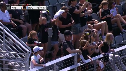 La fille de Dennis Rodman célèbre un but en imitant Stephen Curry